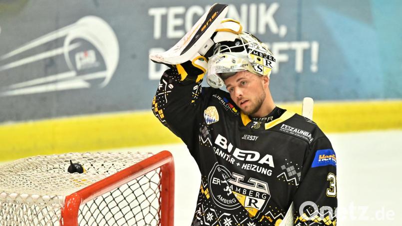 Bei Torhüter Lucas Di Berardo herrscht nach der 2:5-Niederlage gegen Schongau Ratlosigkeit. Insgesamt kassierte die ERSC-Defensive 20 Gegentore am Wochenende. Bild: Hubert Ziegler