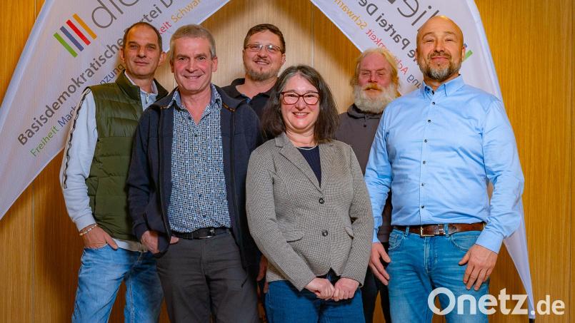 Diese Kandidaten hat die Partei dieBasis in Schwarzenfeld aufgestellt. Bild: Fabian Hoffmann/exb