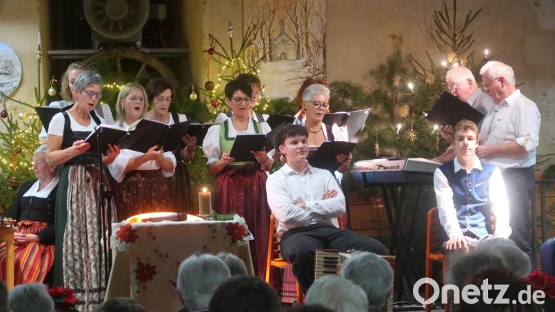 Das Chorensemble des Vilsecker Kirchenchors stimmt mit Adventliedern auf die Ankunft des Messias ein. Bild: rha