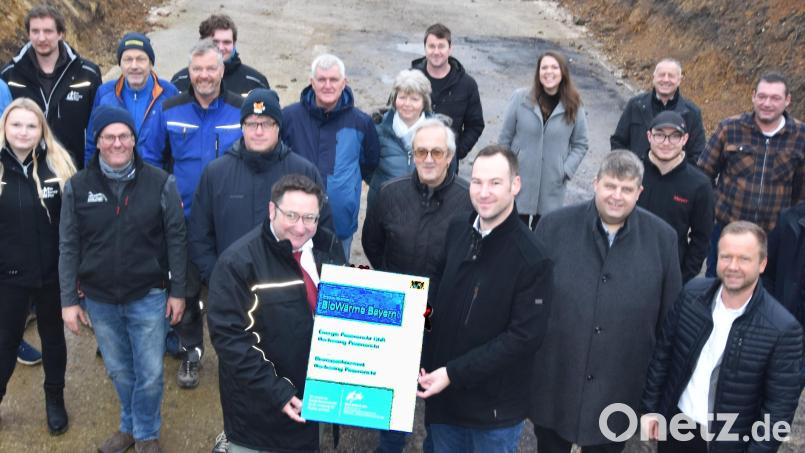 Staatssekretär Tobias Gotthardt übergibt den Förderbescheid an Thomas Markl, Vertreter der Energie Pesensricht GbR. Bild: no