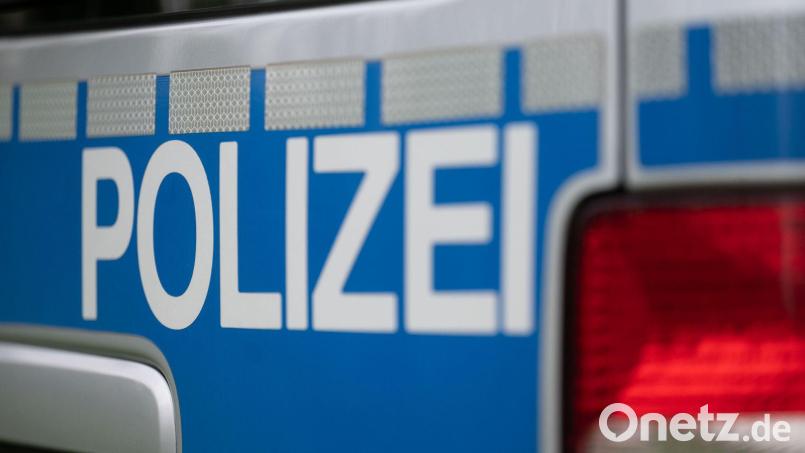 Das Auto fiel einer Streife wegen schwarzem Rauch aus der Abgasanlage auf. (Symbolbild) Bild: Marijan Murat/dpa