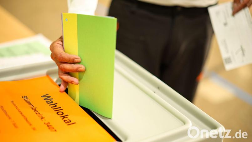 Ein Mann wirft seine Stimmzettel in eine Wahlurne. Symbolbild: Christoph Reichwein/dpa