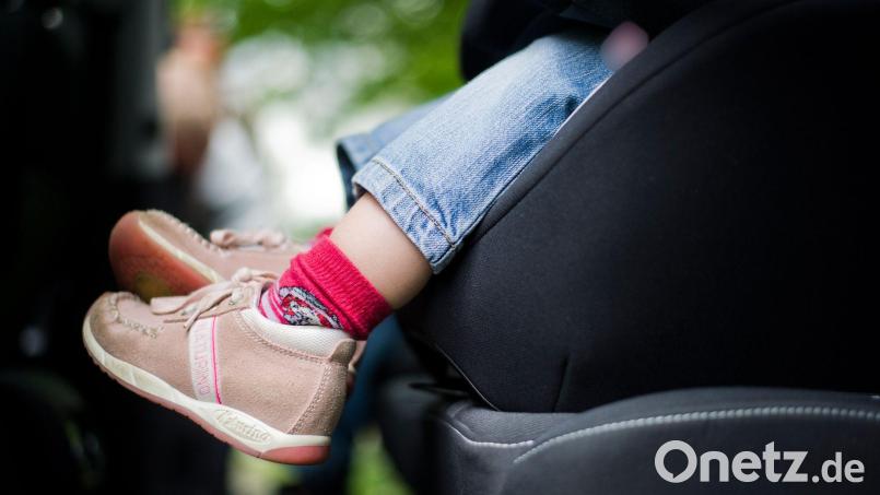 Statt im Kindersitz saß der kleine Junge im Beifahrersitz. (Symbolbild) Bild: Nicolas Armer/dpa/dpa-tmn