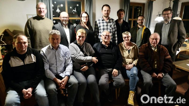 Die SPD-Kandidatinnen und Kandidaten für den Gemeinderat Ebermannsdorf mit Versammlungsleiter Johannes Foitzik (hinten rechts). Es fehlen Silvia Fendley und Elvira Steinl. Bild: gsp