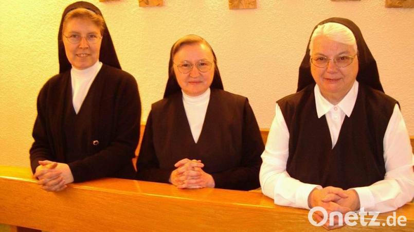 Ein Bild aus alten Zeiten: Schwester Oberin Godrika (Bildmitte) wurde Ende November mit dem Bundesverdienstkreuz am Bande ausgezeichnet. Zusammen mit Schwester Luzilla (rechts, verstorben am 3. November 2021) hielt sie die Stellung im Hirschauer Kloster bis zur Schließung im August 2007. Schwester Gabriele (links) verließ Hirschau im Jahr 2005. Archivbild: u