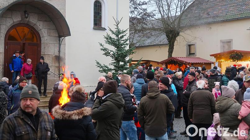 Das denkmalgeschützte Umfeld am Schlossberg (links die Kirche, rechts die Ökonomie) bildete am Wochenende die neue Kulisse der Friedenfelser Dorfweihnacht. Bild: bsc