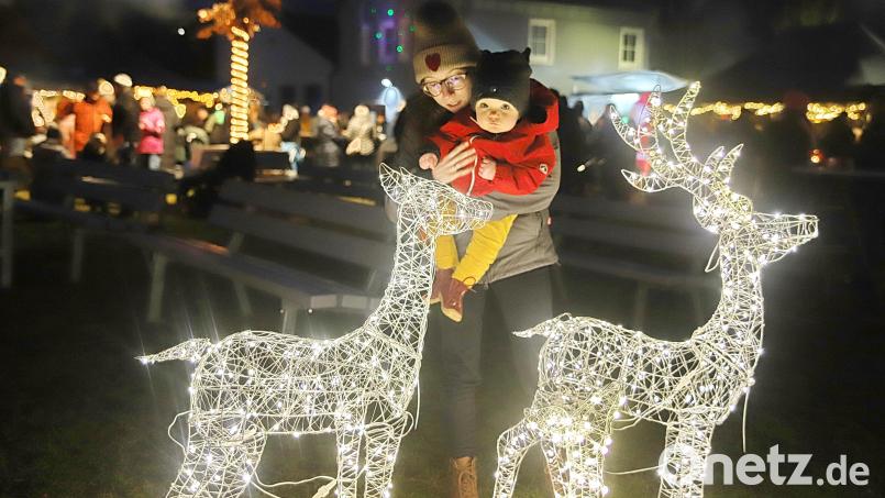 Mit Lichteffekten gelang es bei der Dorfweihnacht auch die Kinderaugen zum Leuchten zu bringen Bild: war