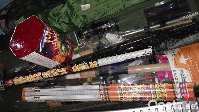 Illegales Feuerwerk haben Polizisten im Kofferraum eines Autos in Furth im Wald entdeckt – es waren über zehn Kilo. Symbolbild: Bundespolizei