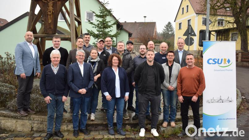 Die CSU Ortsverbände Pfreimd und Pamsendorf nominieren gemeinsam drei Frauen und 17 Männer zu Kandidaten für den Stadtrat der Stadt Pfreimd. Die Liste wird von Mirko Hägler (hinten rechts) angeführt. Bild: bnr