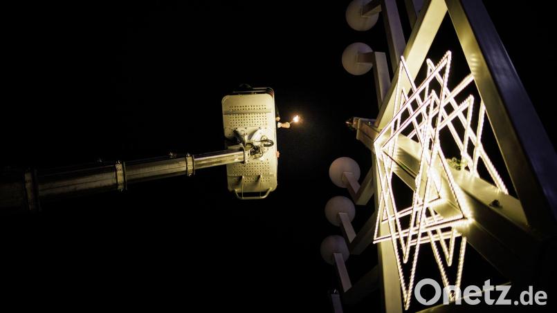 In München sollte am Montagnachmittag die erste Kerze am Chanukka-Leuchter entzündet werden. (Symbolbild) Bild: Carsten Koall/dpa