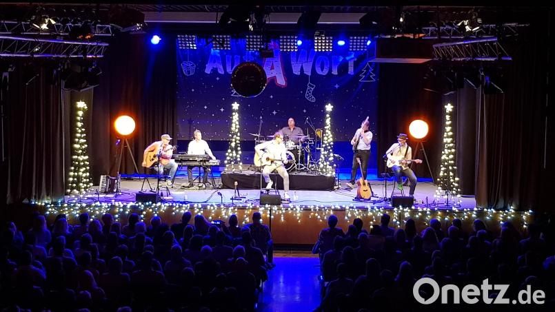 Es gibt Abende, an denen Musik mehr ist als Klang und Rhythmus und einen ganzen Saal in ein gemeinsames Wohnzimmer verwandelt. Genauso ein Abend war das Austropop X-Mas-Special der Band „Auf A Wort“ am Sonntag in der Stadthalle Vohenstrauß. Bild: dob