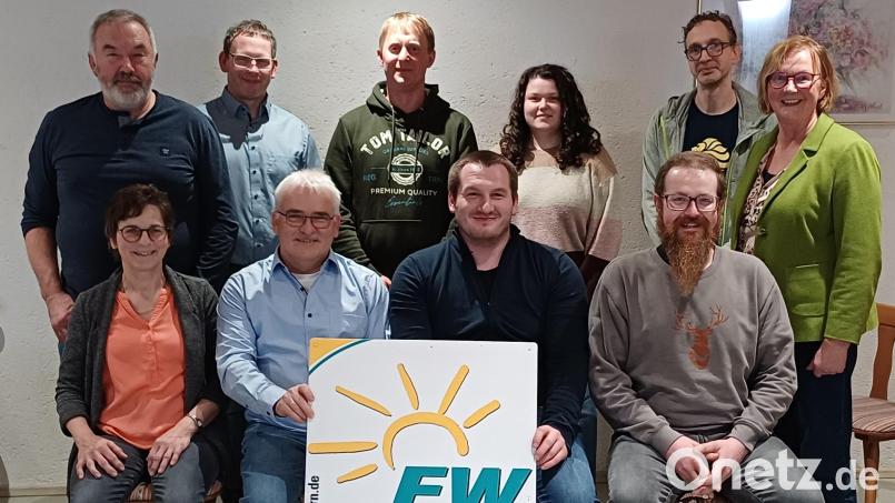 Das Foto zeigt die Kandidaten der Freien Wählergemeinschaft, FWG im Haberland. Vorne von links Gemeinderätin Gertraud Mois (Listenplatz 2), Gemeinderat und Ortsvorsitzendem Rupert Seitz, Listenplatz 1, Michael Busl (Listenplatz 4) und Michael Strobel (Listenplatz 3) zusammen mit der Vorsitzenden des FW Kreisverbandes Gabriela Bäumler (rechts). Bild: Rupert Seitz