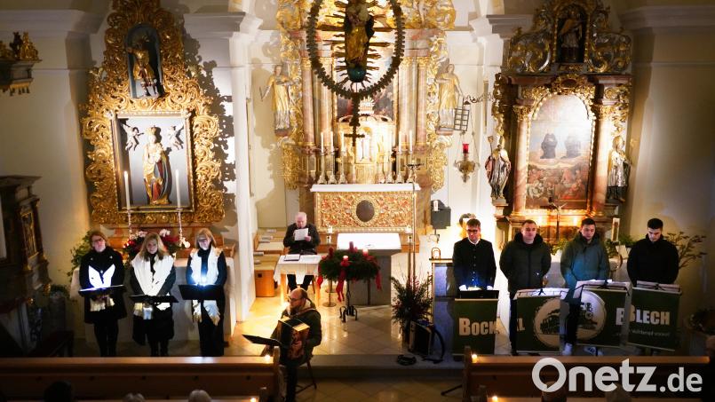 Die Protagonisten der „Niederbayerische Weihnacht auf Oberpfälzisch“ in der Filialkirche Lennesrieth. Links: Der Dreigesang TriAngel mit Philipp Bauriedl an der Steirischen, hinten Bertram Erhardt und rechts Bocklblech aus Waidhaus. Bild: fvo