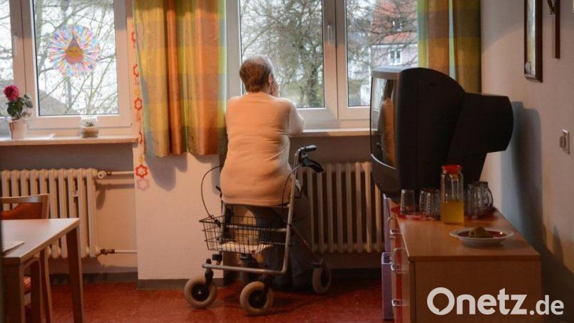 Elf Prozent der über 65-Jährigen in Deutschland sind an den Feiertagen allein und oft auch einsam. Gründe für Einsamkeit sind schwere Erkrankungen, eine räumliche Distanz zu den Angehörigen oder Altersarmut. Symbolbild: Gabi Schönberger