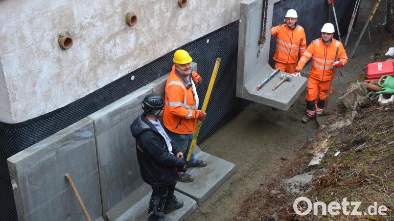 Arbeitseinsatz der neuen Bauhofmitarbeiter bei der Erstellung einer Stützmauer, im Bild (von links) Autokranführer Michael Bergler, Bürgermeister Johann Burger, sowie die „Neuen“ mit Christian Weiß und Andreas Gleißner. Bild: jr