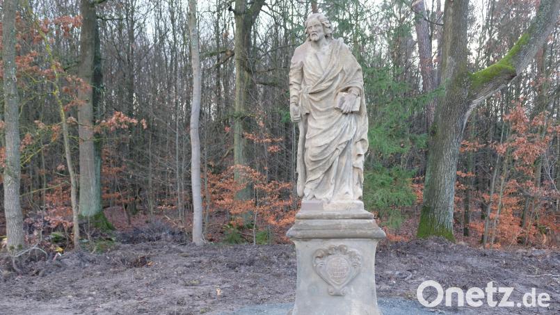 Die Speinsharter bauen auf die Fürsprache des hl. Thaddäus. "Der Apostel für hoffnungslose Fälle wird's scho richten"! Im Rahmen der Aufwertung des Wallfahrtsweges zum Barbaraberg wurde die Sandsteinfigur des Schutzheiligen von der Kreisstraße in die ruhige Flur am Knieholz versetzt. Bild: do