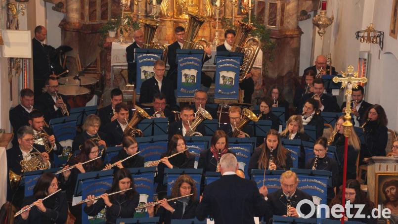 Ein imposanter Klangkörper, die "Grenzlandbuam" Bärnau. Bild: kro