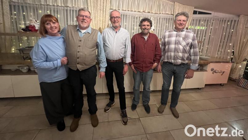 Die Inhaber der Garten- und Landschaftsbau Firma Schmidt aus Schirmitz, Klaudia Schwering-Schmidt (links) und Jochen Schmidt ehrten ihre langjährigen Mitarbeiter Andreas Otte (Mitte), Jürgen Hertle (zweiter von rechts) und Konrad Scheidler. Bild: Julia Biebl