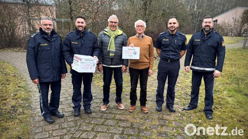 Über eine Spende der Bereitschaftspolizei Sulzbach-Rosenberg in Höhe von 900 Euro können sich die Verantwortlichen der Tafel Amberg freuen. Bild: Christian Beer