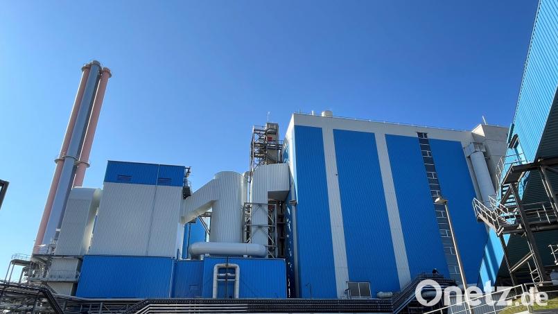 Die neue Rauchgasreinigung (linkes Gebäude) des Müllkraftwerks Schwandorf läuft. Sie ist der erste Schritt des Projekts "Triphönix", in das der ZMS rund 430 Millionen Euro investieren wird. Bild: Franz Grabinger/ZMS/exb