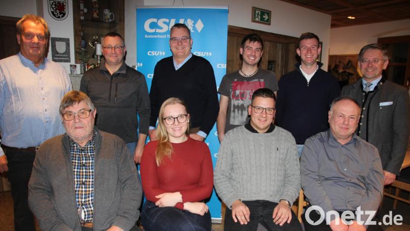 Die Kandidaten der CSU Griesbach-Großkonreuth für die Kommunalwahlen sind (sitzend von links) Oswald Seidl, Annalena Rubenbauer, Lukas Üblacker und Klaus Schöner; stehend von links Georg Rubenbauer, Gerhard Kraus, German Hartmann, Johannes Rubenbauer und Julius Hartmann. Landtagsvizepräsident Tobias Reiß (rechts) leitete die Nominierung. Bild: kro