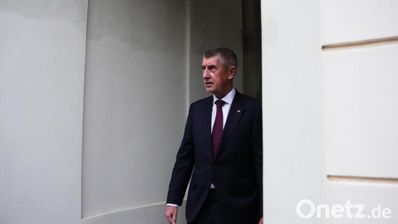 Babis verlässt die Prager Burg nach der Ernennung seiner Regierung. Bild: Petr David Josek/AP/dpa