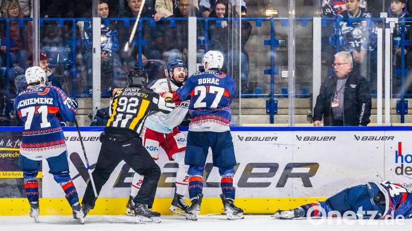 Eine der Schlüsselszenen der Partie: Erik Bradford (Mitte) von der Düsseldorfer EG checkte den Weidener Paul Vinzens (am Boden) übel in die Bande und kassierte dafür eine Spieldauerdisziplinarstrafe. Bild: Tobias Neubert