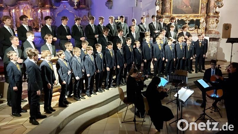 Die Domspatzen präsentieren in Oberviechtach mit Liedern und Motetten eine musikalische Reise vom 16. Jahrhundert bis zur Gegenwart. Bild: lg
