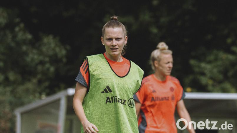 Gegen die Besten: Sarah Ernst (vorne) zockt unter anderem mit und gegen Spielerinnen wie Stammspielerin Carolin Simon (Hintergrund). Bild: Marco Donato