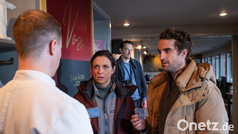 Guten Tag, Mordkommission: Ina Behrendsen (Julia Brendler) und Hinnerk Feldmann (Oliver Wnuk, rechts) müssen eine schlechte Nachricht überbringen. Bild: Manju Sawhney/ZDF/dpa