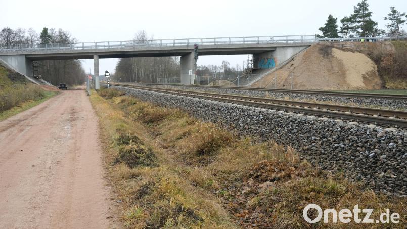 Seit Anfang der Woche ist die Eisenbahnbrücke bei Schwandorf-Klardorf wieder für den Verkehr freigegeben. Sie war innerhalb von fünf Monaten für 950.000 Euro saniert worden. Bild: Hirsch