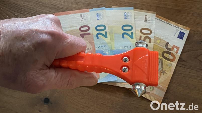 Einen Auto-Notfallhammer hatte der Bürgermeister heuer als kleines Weihnachtsgeschenk für die Pfreimder Stadträte parat. Sie würden sich wohl auch in schwierigen finanziellen Haushaltssituationen ein schlagkräftiges Instrument wünschen. Bild: Völkl