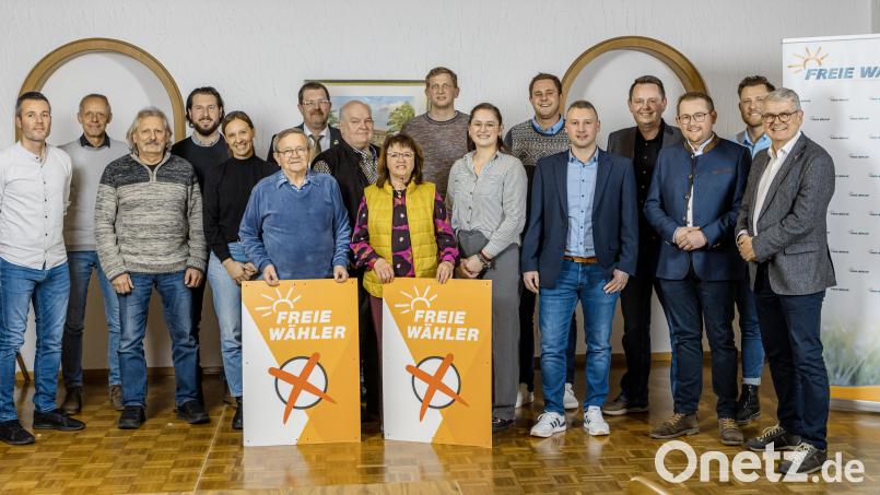 Die Kandidaten der Freien Wähler Wernberg-Köblitz sind (von links) Kai Klinger, Hans-Peter Schweiger, Raimund Gietl, Maximilian Neuber, Verena Schweiger, Klaus-Peter Fiedler, Dieter Buchner, Stefan Brusky, Maria Schlögl, Michael Gradl, Karolina Bauer, Armin Zitzler, Christof Ries, Florian Dotzler, Tobias Lang und Jonas Lang. Martin Scharf (rechts) leitete die Nominierung. Bild: Manntau/exb