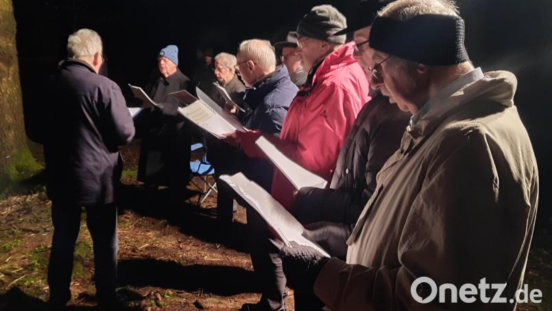 Kräftige Männerstimmen im Wald – eine Bereicherung für die Viehberger Waldweihnacht. Bild: oe