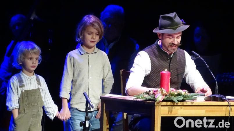 Florian Gröninger brachte seine beiden Söhne mit. Gemeinsam sangen sie "Niggolo Bumm Bumm" und erhielten dafür langen Applaus im Stadttheater. Bild: Wolfgang Houschka