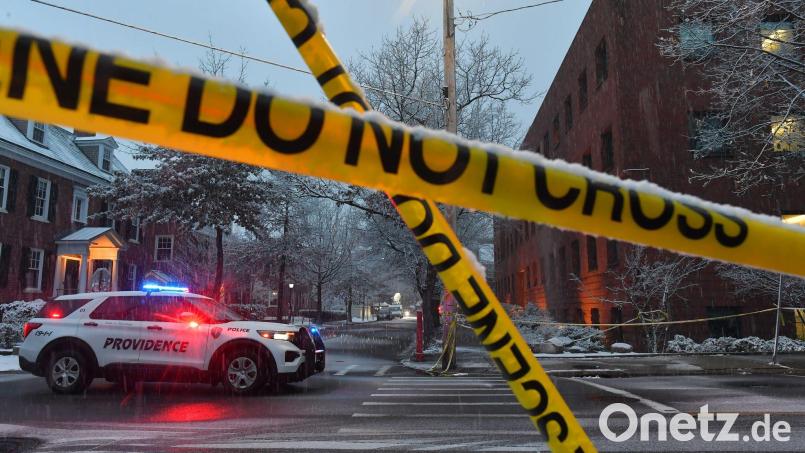 Ein bewaffneter Täter hatte am Samstag an der Brown University zwei Studenten getötet und mehrere verletzt. Bild: Steven Senne/FR172182 AP/dpa