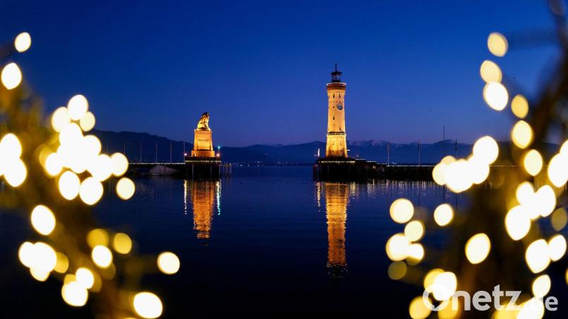 Während sich unten Besucher auf Weihnachten einstimmen, fliegt oben eine Drohne. (Symbolbild) Bild: Ulf Vogler/dpa