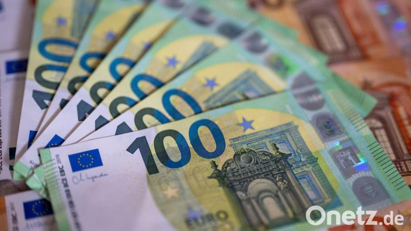 Im Inneren des Wagens entdecken die Beamten viel Bargeld. (Symbolbild) Bild: Monika Skolimowska/dpa