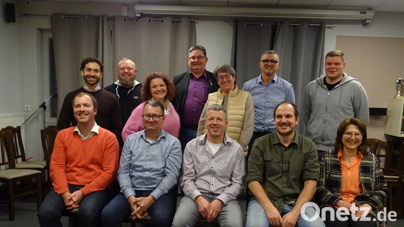 Die Wählergemeinschaft Dürnsricht hat ihre Kandidaten für die Kommunwahl im März 2026 nominiert. Vorne von links sitzend die an der Listenspitze stehenden amtierednen Gemeinderäte Tobias Dirrigl, Lutz Böhnisch, Harald Saffert, Sebastian Kemptner und Christiana Scherer.
Hinter ihnen stehend von links Paul Witt, Rudolf Gottsauner, Carola Kemptner, Thomas Schmid, Andrea Knipp, Hermann Schrott und Simon Scheuerer. Es fehlen Martin Götz und Marion Mang. Bild: Houschka