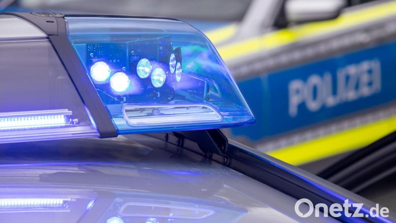 Die Polizei sucht nach dem falschen Polizisten. (Symbolbild) Bild: Daniel Karmann/dpa