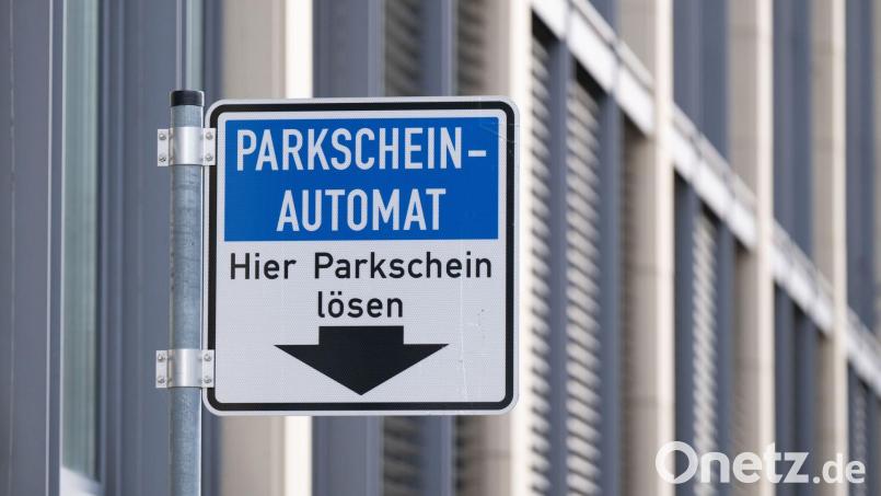 In Kempten will die Stadtverwaltung nach einem mutmaßlichen Millionendiebstahl die Parkscheinautomaten-Leerung neu organisieren. (Symbolbild) Bild: Sebastian Kahnert/dpa