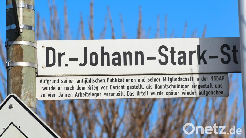 Die Dr.-Johann-Stark-Straße in Weiden. Ein Hinweisschild erinnert an den umstrittenen Namensgeber. Bild: Gabi Schönberger
