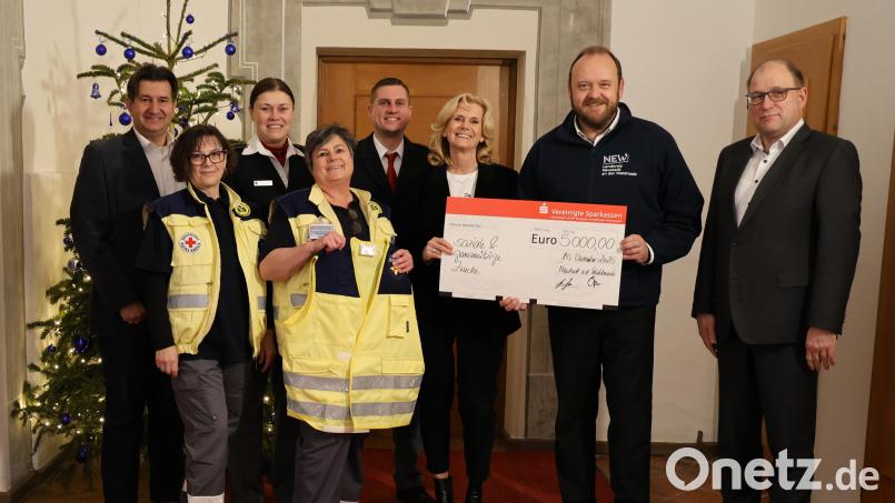 Die Vereinigten Sparkassen spenden insgesamt 5000 Euro an Donum Vitae und das BRK-Kriseninterventionsteam. Bild: Veronika Rumpler/Landratsamt Neustadt/WN