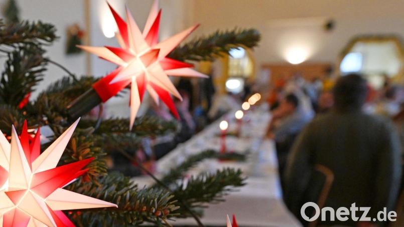 Die Weihnachtszeit stürzt viele Hinterbliebene in ein Wechselbad der Gefühle. Wenn ein geliebter Mensch an der festlichen Tafel fehlt, ist das oft schwer zu ertragen. Um so wichtiger sind Hilfsangebote, Gemeinschaft neu zu erleben. Symbolbild: Martin Schutt