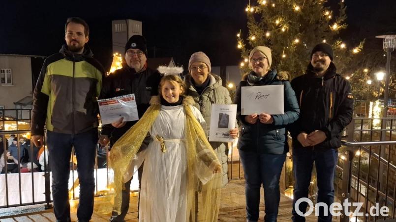 Die Gewinner der Verlosung (von links) mit dem stellvertretenden Gewerbevereinsvorsitzenden Matthias Horn, Harald König, Christkind Magdalena Prechtl, Sandra Schmelber, Theresa Schindler und dem Gewerbevereinsvorsitzenden Marco Kellner. Bild: soj