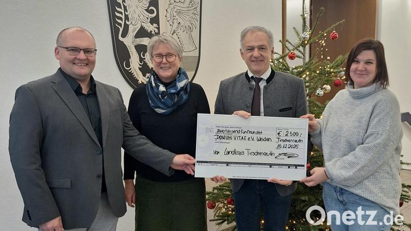 Wolfgang Fenzl (Büroleiter Landrat Grillmeier) (von links), Elisabeth Schieder (DONUM VITAE), Landrat Roland Grillmeier sowie und Sandra Dostler (ebenfalls DONUM VITAE) bei der Spendenübergabe. Bild: Fabian Polster, Landratsamt Tirschenreuth