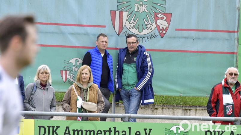 Stefan Badura steht unter dem Vereinsemblem der DJK Ammerthal: Der Vorstand Sport hofft auf den Bayernliga-Wiederaufstieg. Bild: Hubert Ziegler