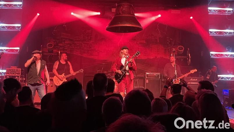 „AC/DX.“, eine Tribute-Band für AC/DC, gehört zu den Bands, die bei "Clones of Rock" in der Mehrzweckhalle auf der Bühne stehen. Bild: Enya Karwath/exb