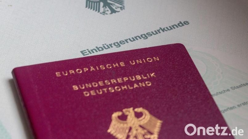 Nach Angaben der Grenzpolizei Passau kommt es bei Einbürgerungen manchmal zu Tricksereien. Bild: Fernando Gutierrez-Juarez/dpa