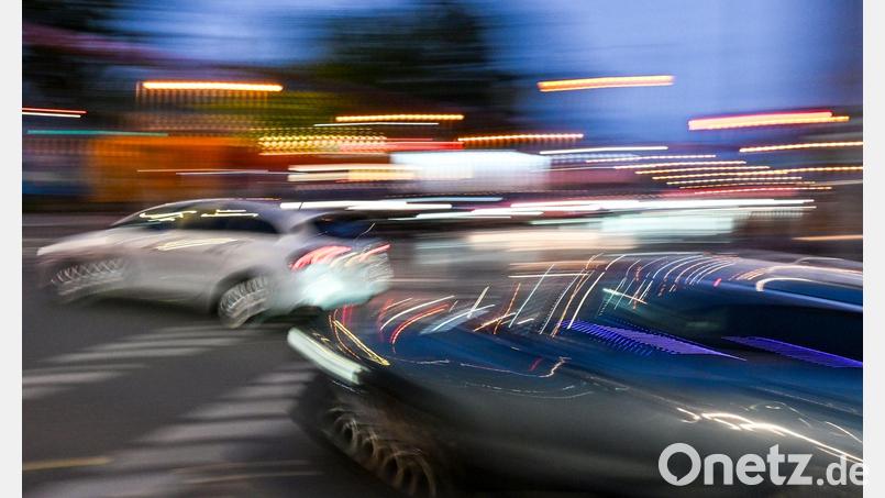 Ältere Fahrer sind gemessen an ihrem Bevölkerungsanteil seltener in Unfälle verstrickt als jüngere. (Symbolbild) Bild: Jens Kalaene/dpa